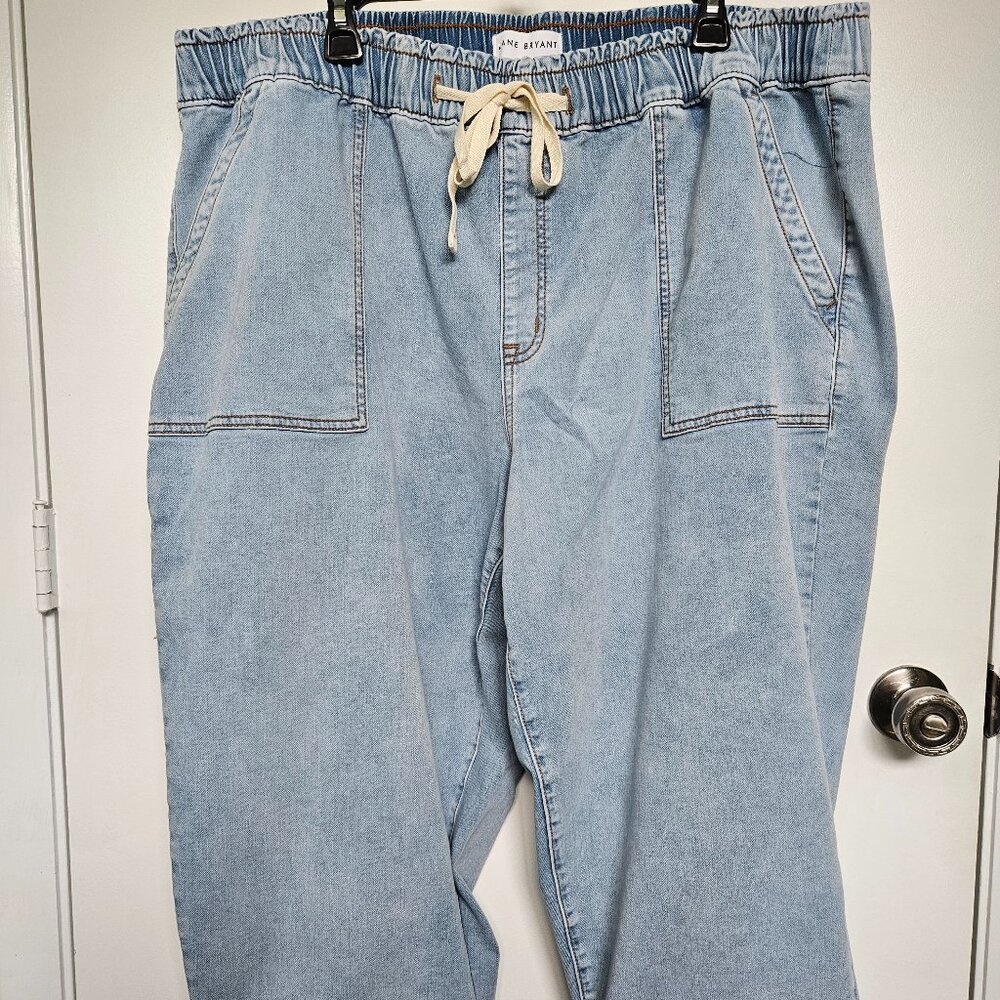 Size 22W Lane Bryant Light Wash Denim Capris-NWOT